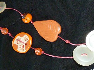 collier_bouton_fimo_detail.jpg collier_bouton_fimo_detail.jpg