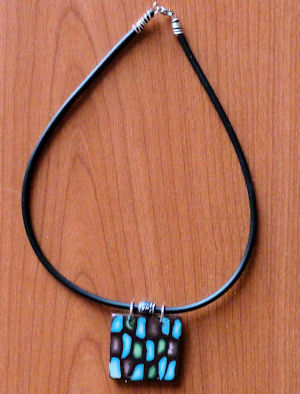 collier_contemporain_fimo_lavachequireve02.jpg