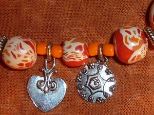 collier_orange_fimo_metal_deatil_pampille2.jpg