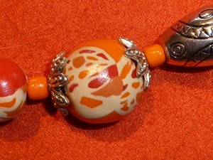 collier_orange_fimo_metal_detail_perle1.jpg