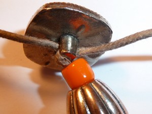 collier_orange_fimo_metal_finition1.jpg